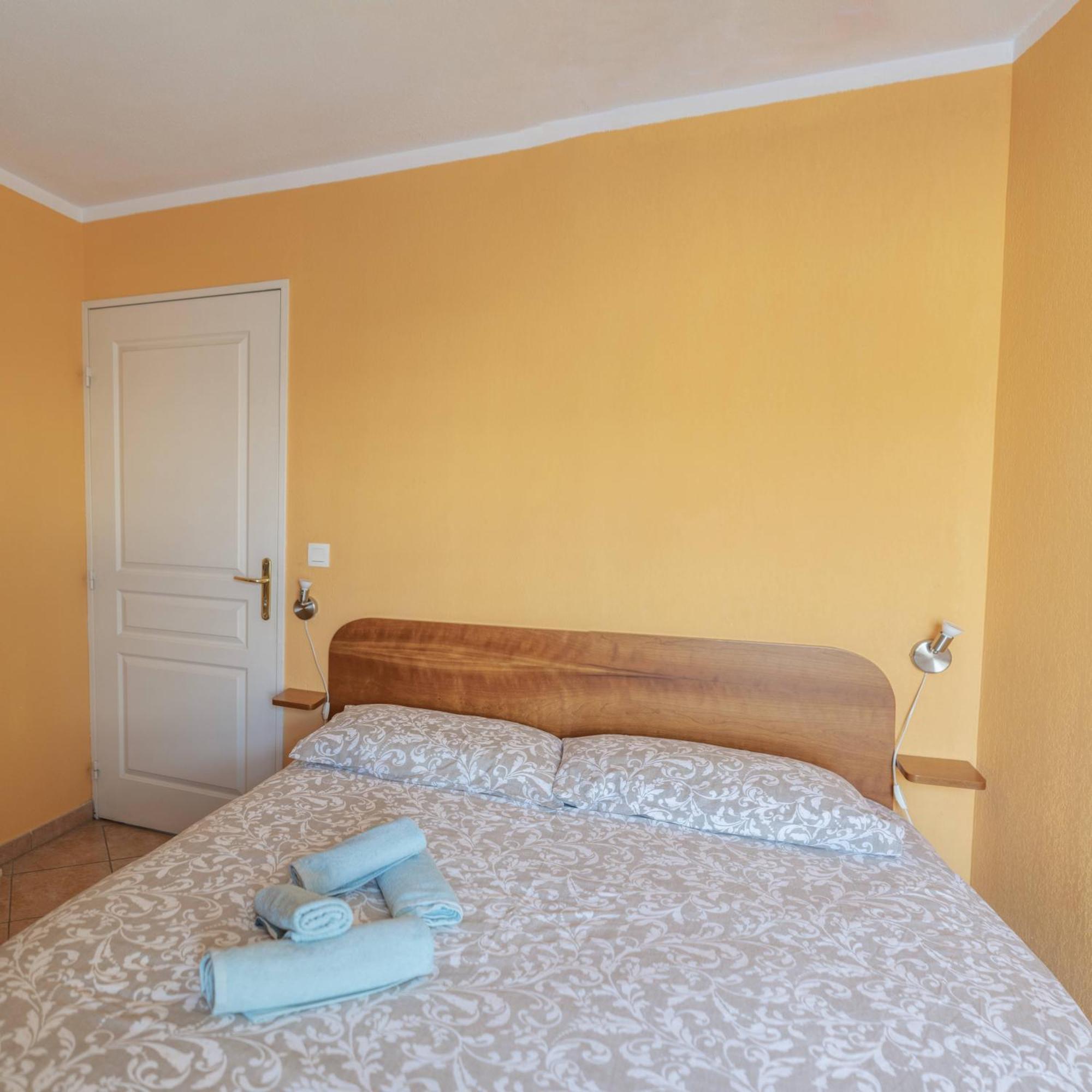 La Petit Maisonette De Manu Кан Екстериор снимка